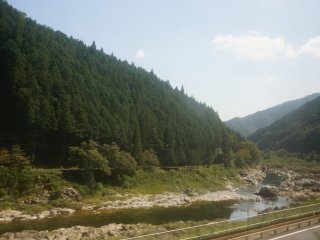 รถไฟจะแล่นเรียบแม่น้ำ rhine ญี่ปุ่น เกือบตลอดทาง