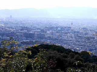 Có thể nhìn thấy tháp Kyoto từ đây