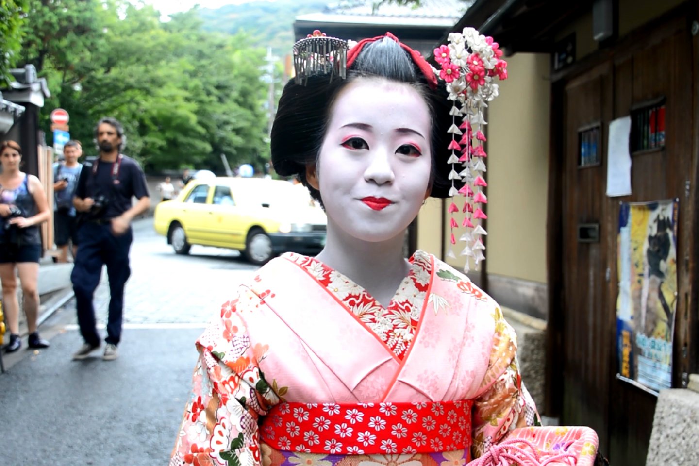 Uma Gueixa em Quioto (Gion) depois de dizer "Konnichiwa"