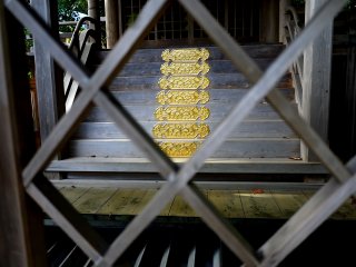 Những miếng kim loại màu vàng mạ trên bậc thang gỗ 