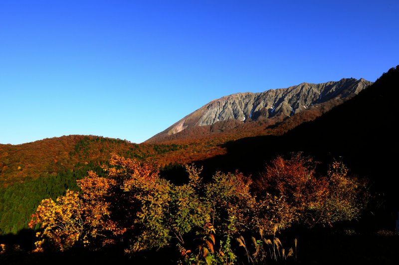 <p>Mt. Daisen in autumn colors seen from Kagikake Mountain Pass 30 minutes after sunrise</p>