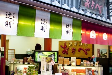 <p>อีกมุมหนึ่งของร้านโอตาเบะ (Otabe) สาขาคิโยมิซึ (Kiyomizu) ที่เต็มไปด้วยขนมของฝากหลากรูปแบบหลายรสชาติ เป็นความอร่อยที่แนะนำให้หยิบเป็นของฝากกลับบ้าน</p>