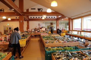 후쿠이 "아그리 란도 키네야" 에서 지역 야채 구입