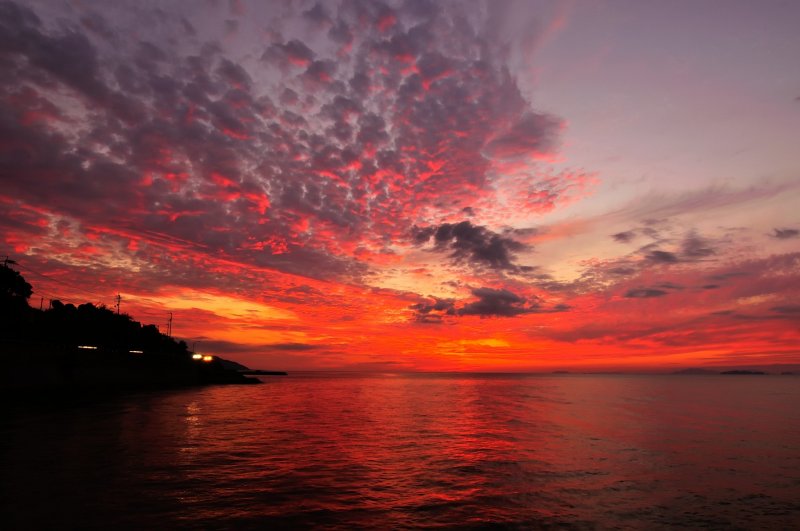 <p>เมื่อพระอาทิตย์ตกที่ขอบฟ้า ท้องฟ้าและน้ำทะเลเป็นสีแดงฉาน</p>