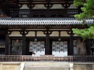 Phía trước cánh cổng cho thấy phong cách kiến trúc thời Asuka