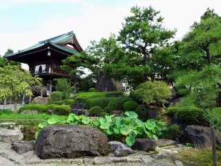 聖玄寺山門と境内の日本庭園