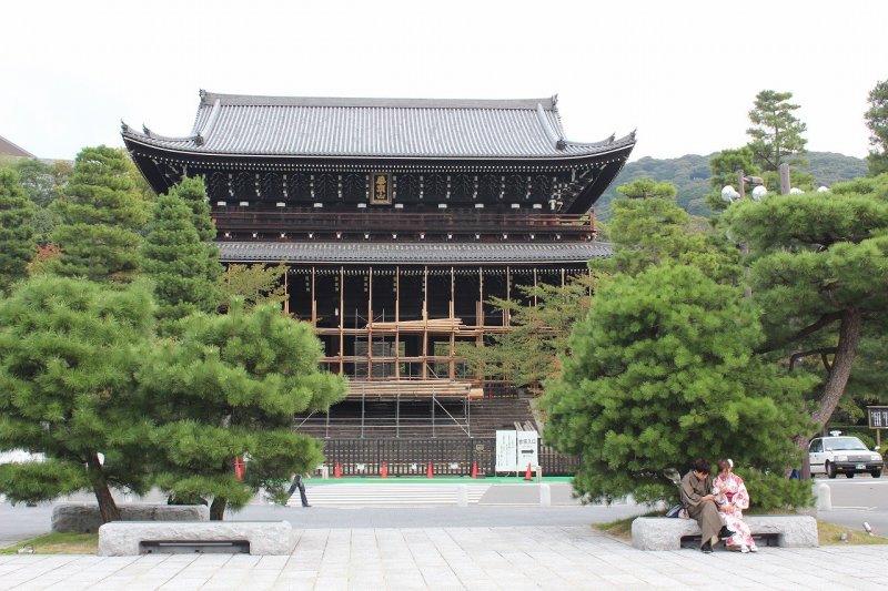 삼문(三門)으로 겐나 7년(1621년), 도쿠가와 2대 장군 히데타다의 명을 받아 건립하였다. 헤이세이 14년에 국보로 지정