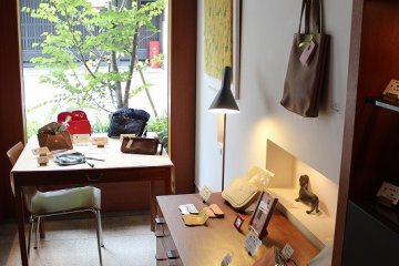 숍내에서 아네코지 골목길을 임한다. 갤러리 유형은 "타와라야 료칸"의 객실에서 실제로 사용되고 있는 것을 모은 갤러리 숍이다