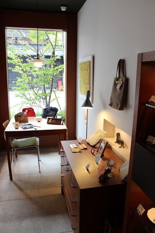 숍내에서 아네코지 골목길을 임한다. 갤러리 유형은 "타와라야 료칸"의 객실에서 실제로 사용되고 있는 것을 모은 갤러리 숍이다