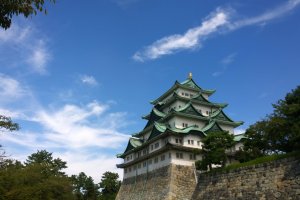 ปราสาทนาโกย่า (Nagoya Castle) อันยิ่งใหญ่ตระการตานี้เป็นมรดกล้ำค่าของญี่ปุ่นที่ได้รับการยกย่องว่าเป็นหนึ่งในปราสาทที่สวยที่สุดแห่งแดนอาทิตย์อุทัย ปราสาทแห่งนี้บัญชาการสร้างขึ้นโดยโชกุนโตกุงาวะ อิเอะยาสุ ตัวปราสาทดั้งเดิมนั้นก่อสร้างขึ้นเมื่อปี ค.ศ.1610 ก่อนถูกกองกำลังทางอากาศของสหรัฐฯ ทิ้งระเบิดทำลายในคราวสงครามโลกครั้งที่สองเมื่อปี ค.ศ.1945 อย่างราบคาบ ปราสาทหลังใหม่นั้นถูกปลุกชีวิตขึ้นมาใหม่แต่ยังคงสร้างตามแบบดั้งเดิมในอดีตทุกประการซึ่งแล้วเสร็จในปี ค.ศ.1959 และตั้งตระหง่านเป็นสัญลักษณ์แห่งเมืองนาโกย่าอีกครั้งมาจนถึงปัจจุบัน