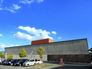 Thư viện tỉnh Fukui dưới bầu trời xanh