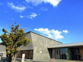 福井県立図書館入口・・・まるで美術館かコンサートホールみたいだ!