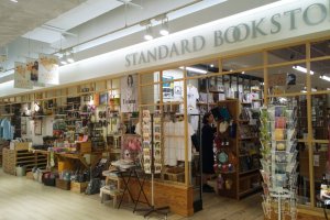 Standard Bookstore ร้านหนังสือสารพัดสิ่งในสไตล์ Zakka Shop ที่นอกจากจะมีหนังสือเก๋ๆ แล้วของกระจุกกระจิกต่างๆ ที่ขายในร้านนั้นยังเต็มไปด้วยไอเดียและเท่ที่หลากหลาย ที่สำคัญด้านในมีคาเฟ่ชิลล์ๆ ให้นั่งเล่น นั่งทำงาน นั่งอ่านหนังสือ ได้ตามใจชอบด้วย