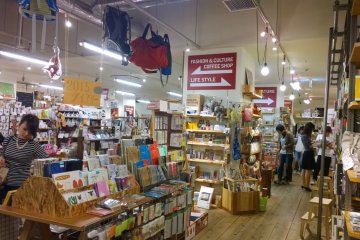 <p>Standard Bookstore นั้นเป็นร้านหนังสือในสไตล์ Zakka Shop ที่มีของขายกระจุกกระจิกหลายอย่างแทรกตัวไปกับชั้นวางหนังสือเพื่อ ซึ่งสิ้นค้าเก๋ๆ นั้นมีให้ช้อปตั้งแต่เครื่องเขียน, เครื่องครัว, ของดีไซน์เท่ๆ, ยันแฟชั่นฮิต</p>