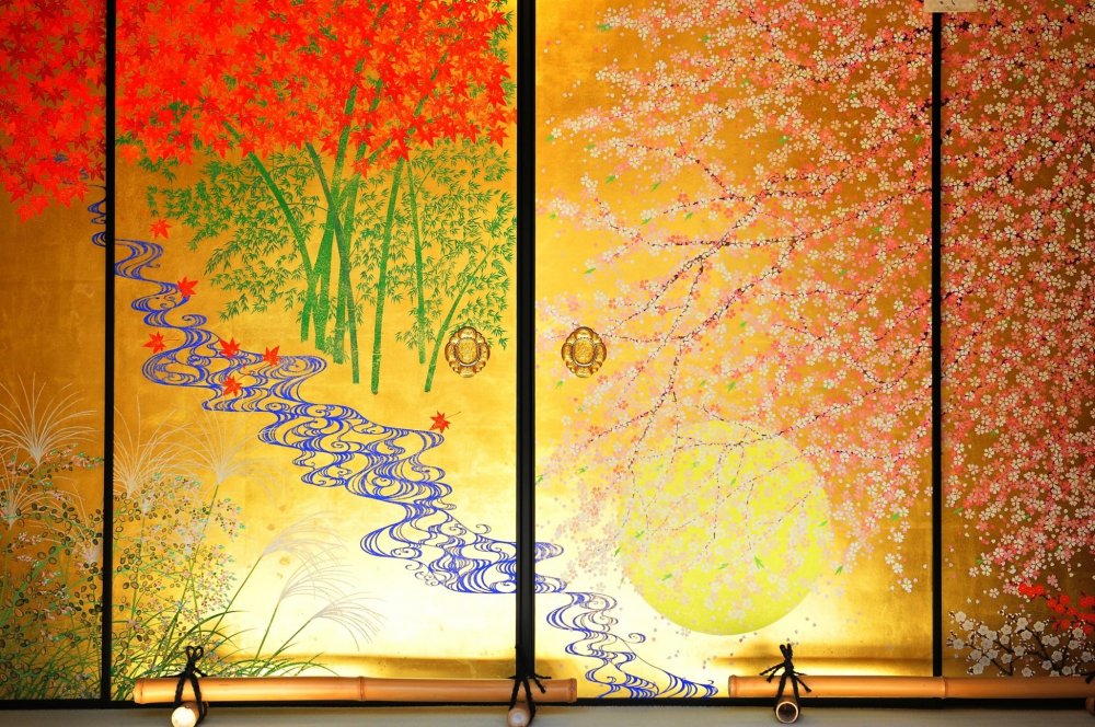 Les 4 saisons du Japon sont repr&eacute;sent&eacute;es ici sur ces portes coulissantes
