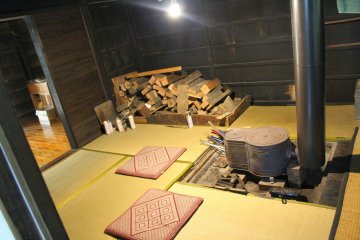 Старая дровяная печь и подушки