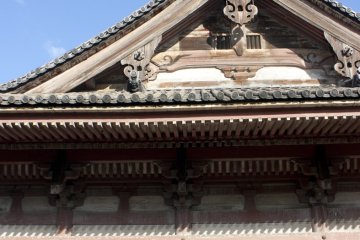 <p>ซุมเข้าไปดูใกล้ๆ Rokuji-do (worship hall) เราจะเห็นความประณีตของงานไม้ในแบบโบราณที่งดงามและทรงคุณค่ามากทีเดียว</p>