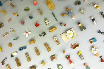 <p>มาดูใกล้ๆ กันบ้าง นี่เป็นส่วนหนึ่งของของเล่นของแถมของกูลิโกะที่จัดแสดงในพิพิธภัณฑ์แห่งนี้</p>