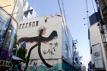 <p>PEACE ON EARTH (Wall Painting) ภาพเพนท์กำแพงอันเป็นสัญลักษณ์โดดเด่นของย่าน Americamura (アメリカ村) ซึ่งสร้างสรรค์ขึ้นเมื่อปี ค.ศ.1983 โดยคุโรดะ ไซตาโร่ (Seitaro Kuroda) ศิลปินชาวโอซาก้าที่มีชื่อเสียงของญี่ปุ่นและโด่งดังในระดับโลก</p>
