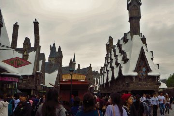 <p>Hogsmeade&nbsp;also offers various stands of food and beverages like the famous butterbeer</p>