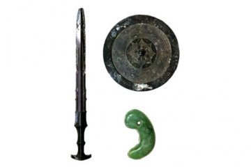 <p>เครื่องราชกกุธภัณฑ์แห่งพระจักรพรรดิ์ (Imperial Regalia of Japan) อันสำคัญของราชวงศ์ญี่ปุ่น ซึ่งเครื่องราชกกุธภัณฑ์ทั้งสาม (หรือที่รู้จักกันในชื่อสากลว่า Three Sacred Treasures of Japan) นั้นประกอบไปด้วย ดาบคุซานางิ (草薙劍 / Kusanagi Sward), กระจกยาตะโนะคากามิ (八咫鏡 / Mirror Yata no Kagami) และ อัญมณียาซากาติโนะมากาตามะ (八尺瓊曲玉 / Yasakani no Magatama)</p>