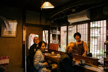 <p>Owner of Rojiusagi with other customers.&nbsp;</p>
