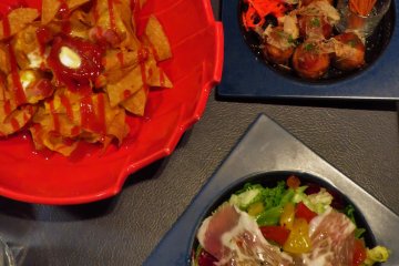 <p>All the themed food was delicious! On this picture, you can see the Russian roulette takoyaki, the Devil May Cry salad and the Dragon&#39;s Dogma chips that are still flaming when served.&nbsp;</p>