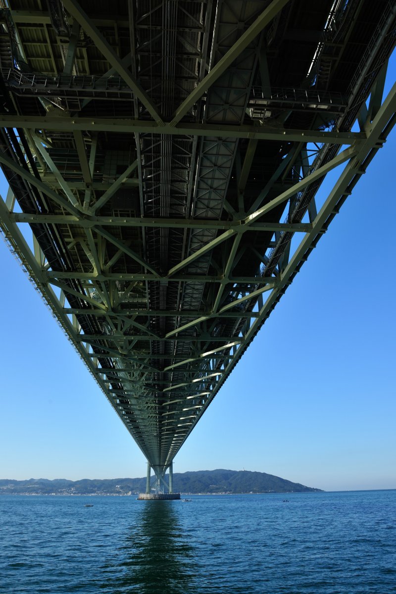 <p>Looking up at the Great Akashi Strait Bridge from underneath</p>