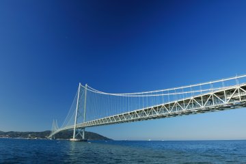 <p>Amazing harmony of the clear blue sky, the sea, and the gigantic steel-frame suspension bridge</p>