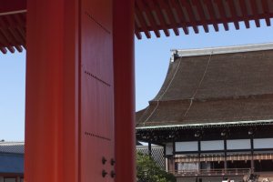 ภาพของพระตำหนัก&nbsp;Shishinden ที่มองลอดผ่านประตู Jomeimon Gate เป็นอีกมุมหนึ่งที่งดงามภายในพระราชวังเกียวโตชั้นใน