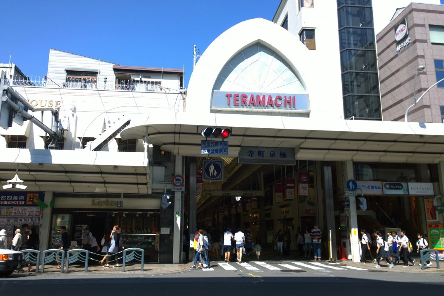 ถนนเทรามาฉิ (寺町通 - Teramachi Street) ย่านการค้าเก่าแก่ของเกียวโตที่ทำการค้ามานานกว่า 400 ปี ปัจจุบันนั้นเป็นย่านการค้าที่ทันสมัย มีร้านค้าต่างๆ มากมายกระจายตัวอยู่ในถนนช้อปปิ้งสายเล็กๆ นี้ และนี่ก็คือประตูทางเข้าฝั่งถนน Shijo ที่เป็นที่รู้จักกันเป็นอย่างดีนั่นเอง ซึ่งบริเวณนี้ยังรายรอบด้วยแหล่งช้อปปิ้งที่ทันสมัย ร้านค้าท้องถิ่น ตลอดจนศาลเจ้าอันศักดิ์สิทธิ์ ที่แทรกตัวอยู่ในเมืองใหญ่บนวิถีชีวิตประจำวันยุคใหม่ได้อย่างกลมกลืนลงตัว
