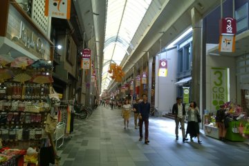 <p>ร้านรวงมากมายกับสินค้าหลากหลายประเภทที่เรียงรายกันอยู่สองข้างทางของถนนเทรามาฉิ (寺町通 - Teramachi Street)</p>