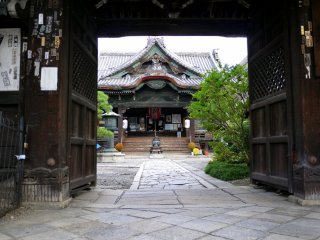 Main hall of Gyoganji framed by the gate