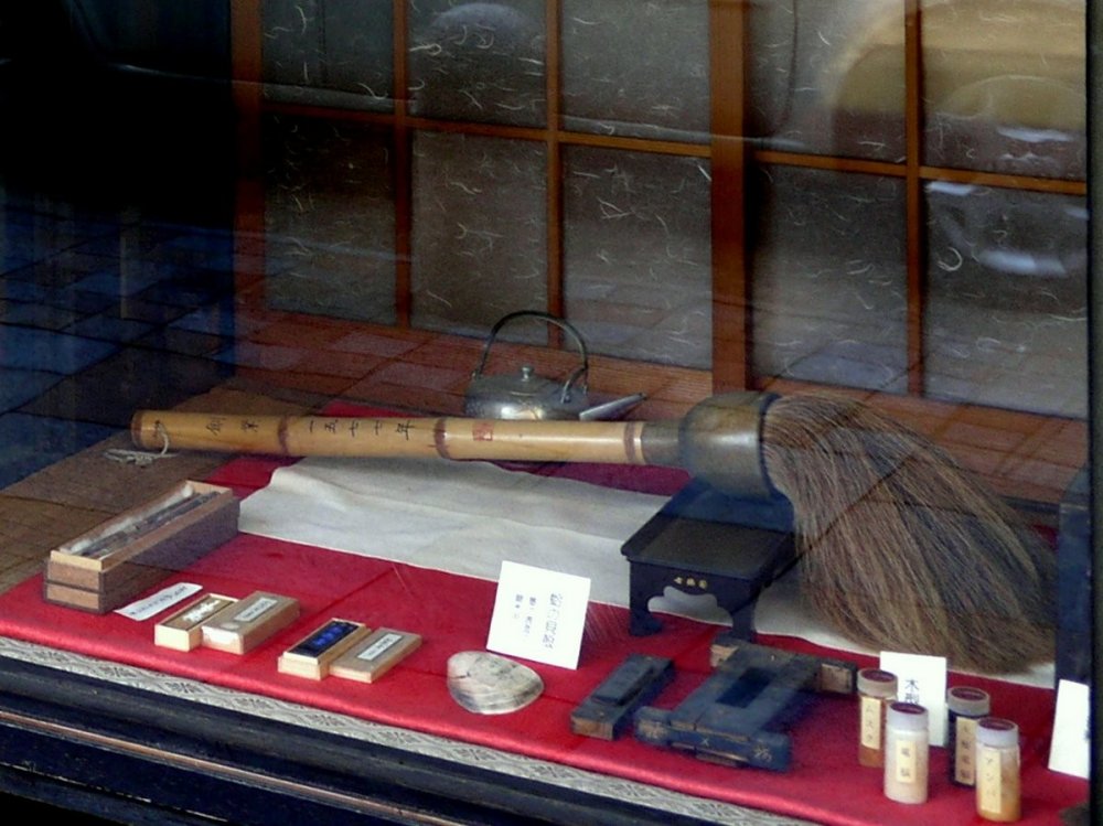 I would love to get my hands on this enormous calligraphy brush!