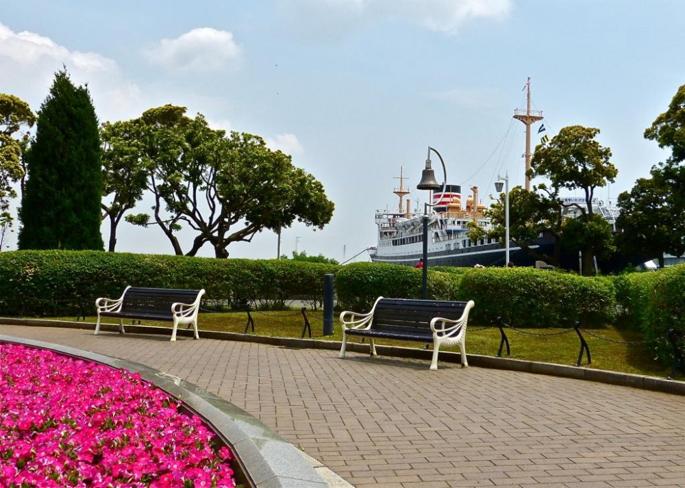 This park combines flowers, grass, and the sea