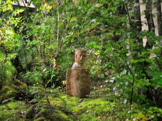 In the hotel garden, there are only a few small statues. The simplicity of it makes you feel like you are living in a mountain village.