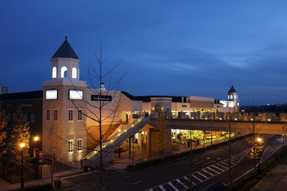 &nbsp;Izumi Outlet and the shopping mall &quot;Tapio&quot; in twilight