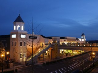 &nbsp;Izumi Outlet and the shopping mall &quot;Tapio&quot; in twilight