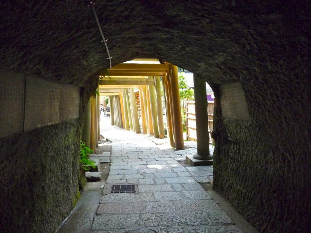 Khi vào đền bạn phải đi qua một mái vòm bên dưới bức tường đá dẫn đến chỗ có rất nhiều cổng torri gỗ