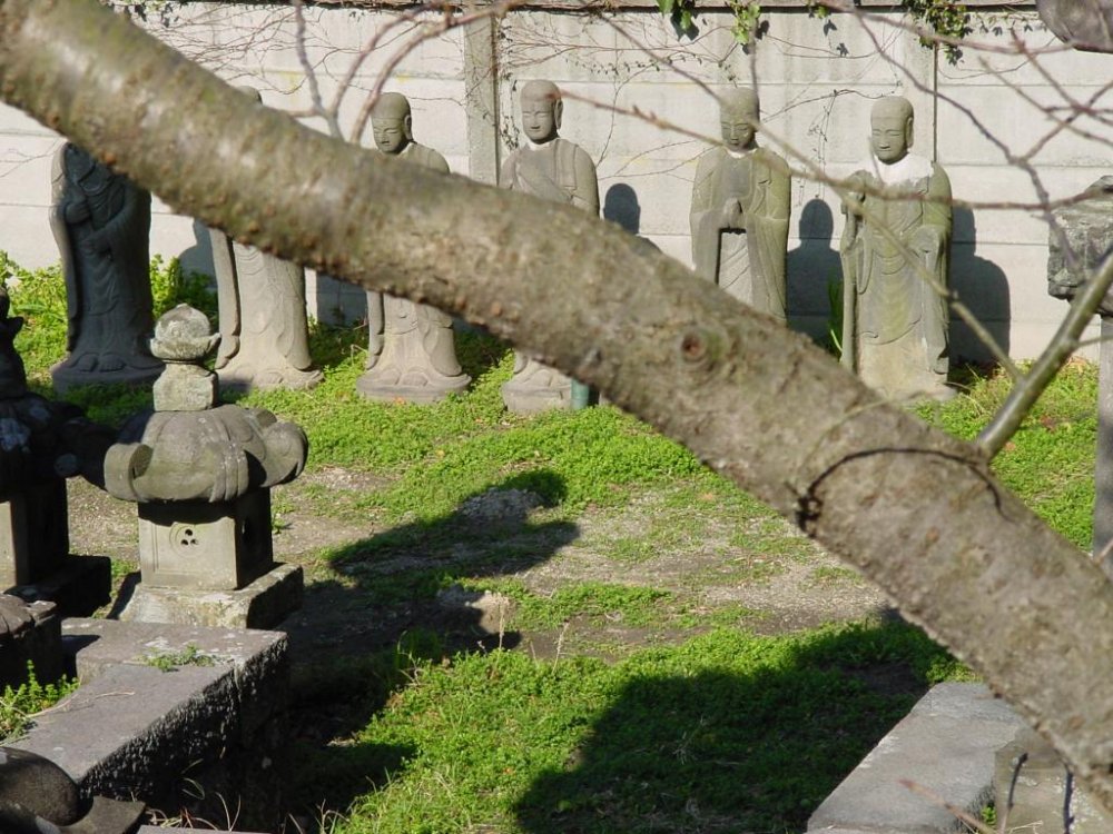 Ngôi mộ Gia đình Naito nép mình trong một khu dân cư.