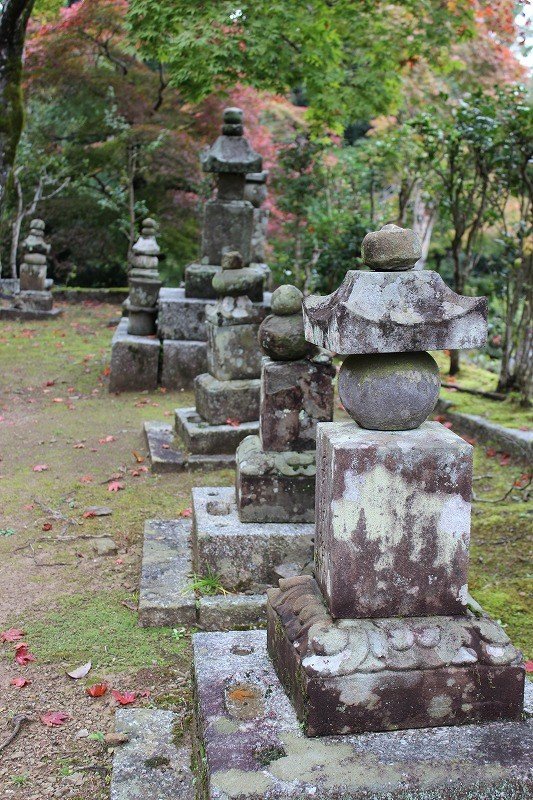 옛 섭관가의 '니죠 집', '타카츠카사 가'의 묘묘가 늘어선 묘지