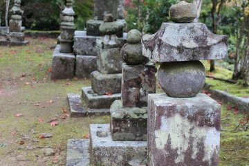 옛 섭관가의 '니죠 집', '타카츠카사 가'의 묘묘가 늘어선 묘지
