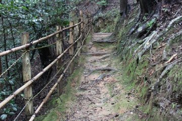 묘소 왼쪽에서 오구라 산의 비탈길을 100미터쯤 가면 시우정이다