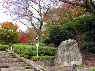 Lối vào khu vườn Kyoyo dưới chân đồi bên trong Công viên Nishiyama ở Sabae, Fukui