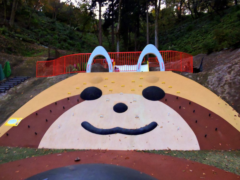 Peralatan taman bermain berbentuk panda merah
