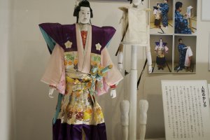 A Bunraku puppet fully dressed, and behind it the puppet&#39;s &quot;skeleton&quot;&nbsp;
