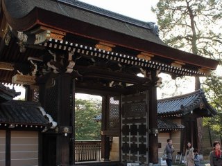Cổng Kenreimon đối diện cổng Shomeimon nằm ở khu phía nam của cung điện Hoàng gia