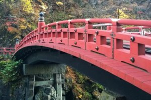 สะพานชินเกียว (神橋 - Shinkyo Bridge) นี้ถือเป็นหนึ่งในสามของสะพานไม้โบราณที่งดงามที่สุดในญี่ปุ่น