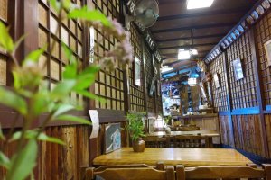 บรรยากาศภายในร้าน&nbsp;IZUJU SHUSHI (いづ重) ที่อยู่ในตรอกเล็กๆ ตกแต่งแบบสไตล์ร้านญี่ปุ่นโบราณอย่างมีเสน่ห์