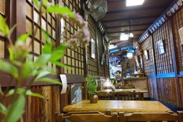 <p>บรรยากาศภายในร้าน&nbsp;IZUJU SHUSHI (いづ重) ที่อยู่ในตรอกเล็กๆ ตกแต่งแบบสไตล์ร้านญี่ปุ่นโบราณอย่างมีเสน่ห์</p>